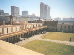 Blick ber den Hof auf den Haupteingang des Castle of Good Hope