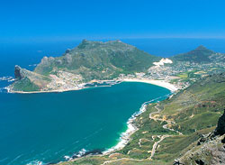 Blick vom Chapmans Peak in die Bucht von Hout Bay bei Kapstadt